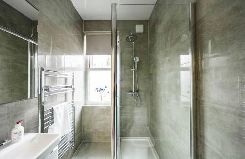 Newly Renovated Modern 4 Bed 3 Bath Apartment London - Foto 38