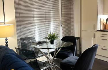 Chester City Centre Waterfront Apartment - Photo 3