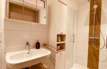 HOCHWERTIGE Ferienwohnung mit 7qm Balkon, Netflix, Kaffeeautomat, RainShower Bad - Foto 13