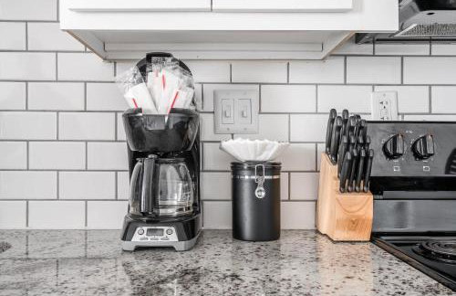 Modern Mass Ave 1BR Apartment with Kitchen - Foto 14