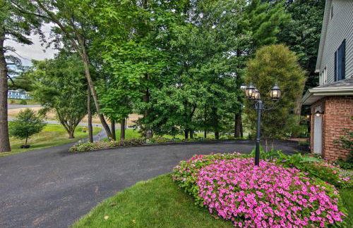 Charming Apartment with Yard and Beautiful Gardens! - Foto 33