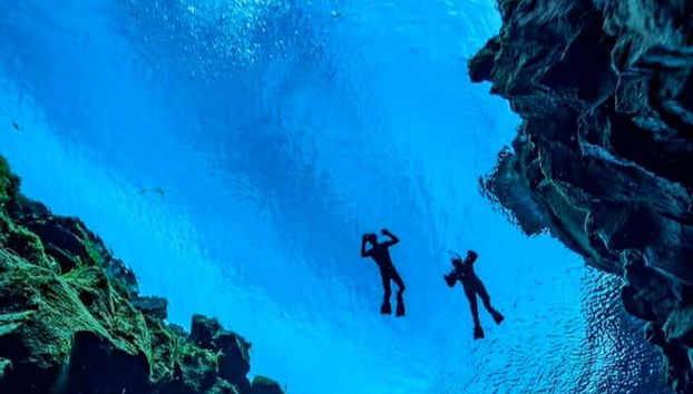 Silfra se destaca pelo intenso azul de suas águas