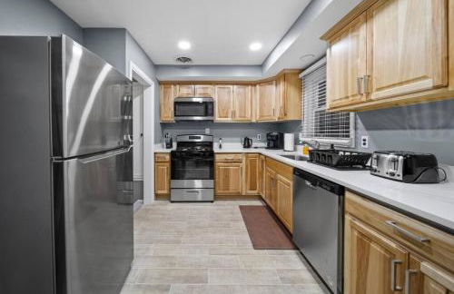 Elegant Oasis 4 Bedroom Home Away from Home - Photo 3