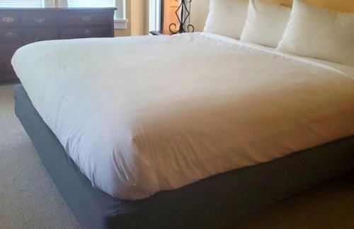 Beach Block 7 bdrms Parking Patio and Sunroom - Foto 25