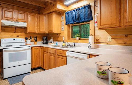 Spacious Cabin Rental with Forest Views near Charleston, West Virginia - Foto 13