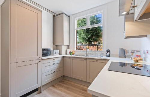 Charming and Spacious Home in Cradley Heath by 53 Degrees Property Sleeps 8 - Foto 7