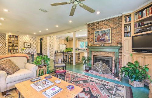 Lush Elkin Home with Porch Views and Pool Table - Foto 9