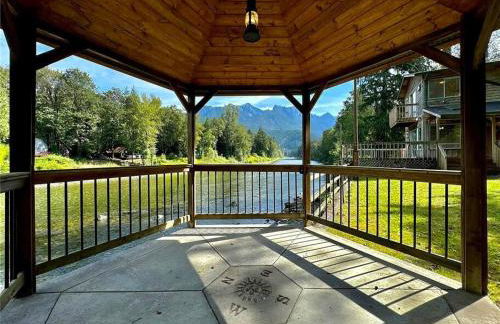 Riverfront Retreat Hot Tub Sauna Yard Gazebo and VIEWS - Foto 28