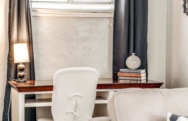 Shiny and Comfortable Oakland House 3 car Driveway - Photo 5