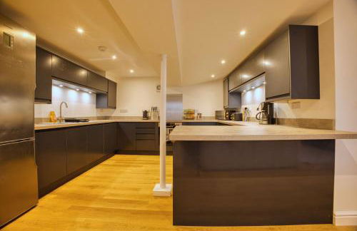 Contractor Stay Sleeps 4 - Large Living Space - Parking - Bridgwater - Foto 7