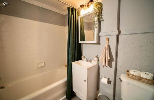 Uptown Funk Getaway with Parking & Walk To Stadiums, Nightlife - Foto 23