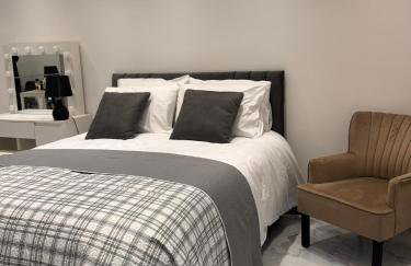 Modern House Apartment Stratford E15 London - Sleeps 2 - 9, Fast Links to Central London, Near O2, Greenwich & Olympic Park, Child-Friendly Garden, Free Parking, Free WiFi - Foto 1