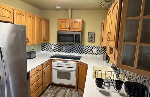 Forget Me Not Home by Airport Upstairs with Deck - Foto 7