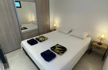 Magnifique 2 pièces design, moderne, calme, proche plage, résidence avec piscine, tennis, wifi et place de parking privée - Photo 4