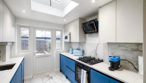 Luxurious 2 bedroom flat with parking and garden, 5 mins walk to train station and bus stop opposite property - Foto 5, pet friendly, toaster, minibar