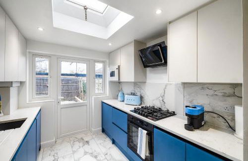 Luxurious 2 bedroom flat with parking and garden, 5 mins walk to train station and bus stop opposite property - Foto 5