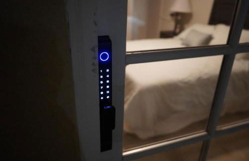 Chic 1 bedroom quiet and private side apt No shared area - Photo 8