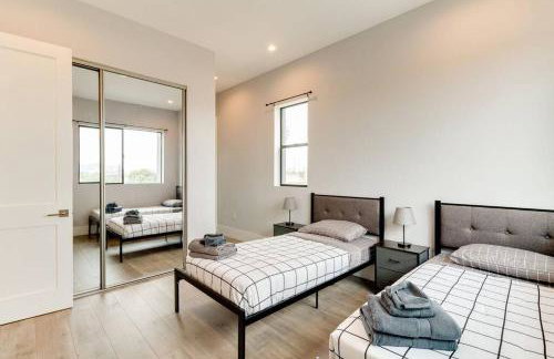 Luxury Modern 4 bedroom 3 Bath Home With Rooftop Deck #3 - Foto 29
