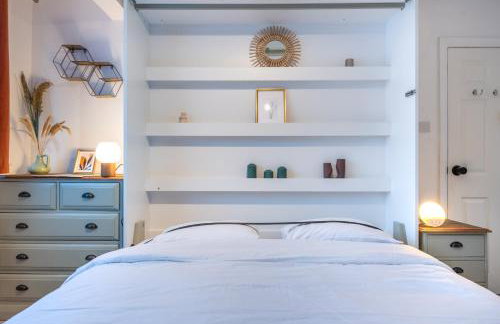 Bright & Stylish 4-Bed Home in the Heart of Morden - Photo 36