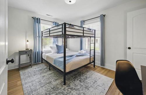 Family Spacious 5BR Retreat w Game Filled Basement Suite - Foto 36