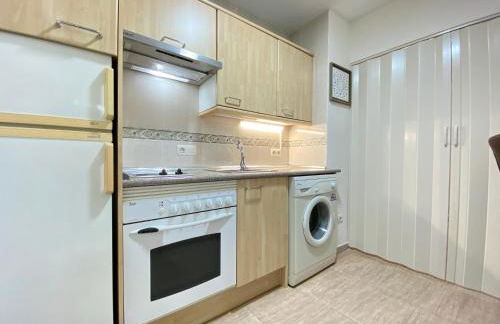 Fuengirola Holiday Apartment w/Balcony View & Pool - Photo 11