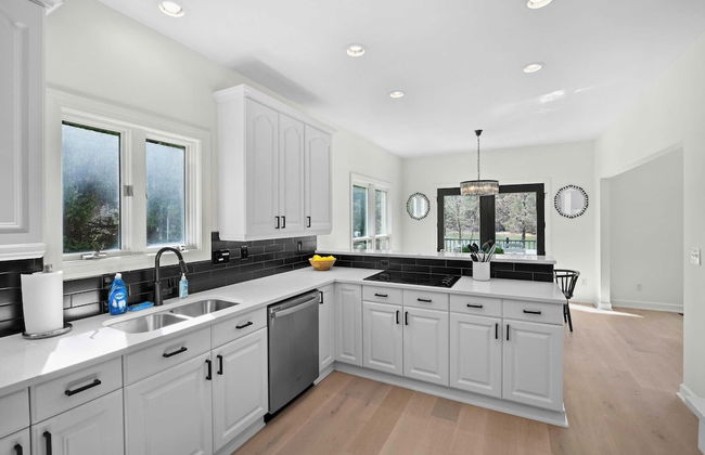 Knotty Pines by Avantstay Lake Views, Renovated - Foto 14