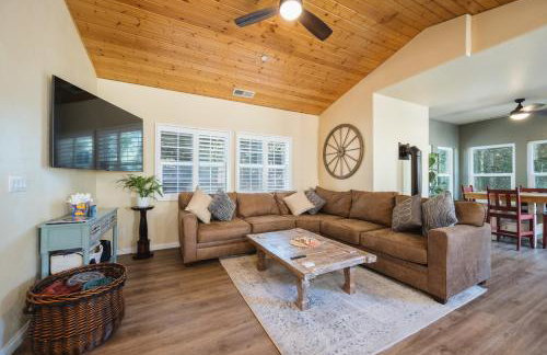 Lavender & Vine - Downtown Retreat with Hot Tub and Fire Pit! - Foto 7