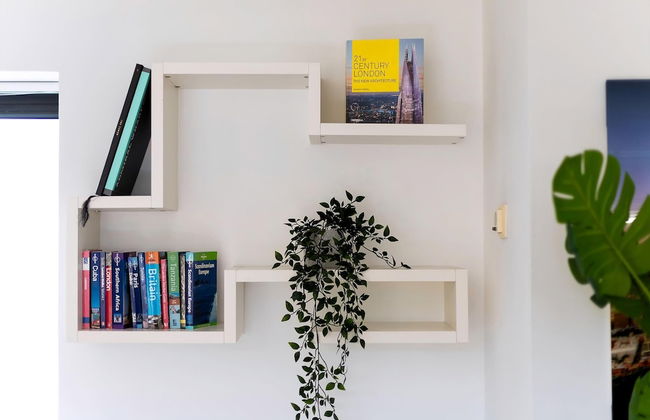 RAI - Modern Tower Hill Penthouse - Photo 9