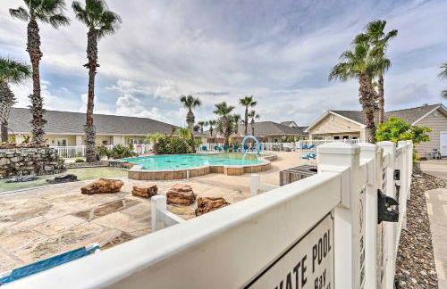 Sunny Townhome with Pool Access about 1 Mi to Beach - Foto 21