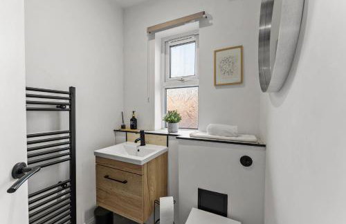 Spacious Modern 2BR - Parking - Workspace Area, Ideal for Contractors & Long Stays - NordStay - Foto 5
