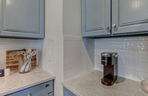 Waterfront Condo for 4 with Resort Pool & Lake View - Foto 30