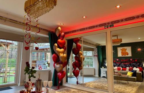 FINN VILLAGE "Raspberry Cottage" Private Garden, 6-seater HOT TUB, Firepit & Pizza Stove - Foto 6