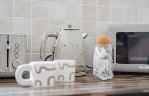 Stylish 5Bedroom Getaway in Quiet Mildenhall Area - Photo 34