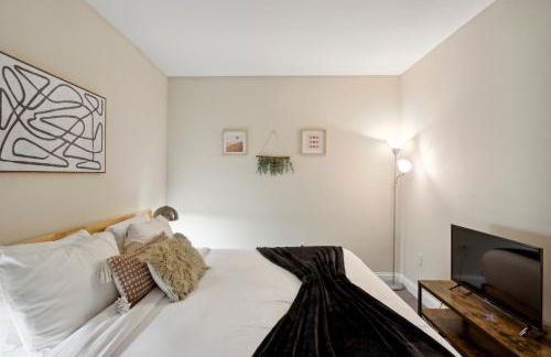 Sleeps 4! 2BR, Gym, Paid Parking, Close to Major Attractions - Foto 57