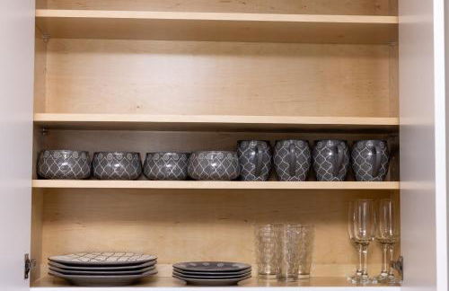 Luxe Retreat, Modern Gem with Private Backyard Oasis - Foto 19