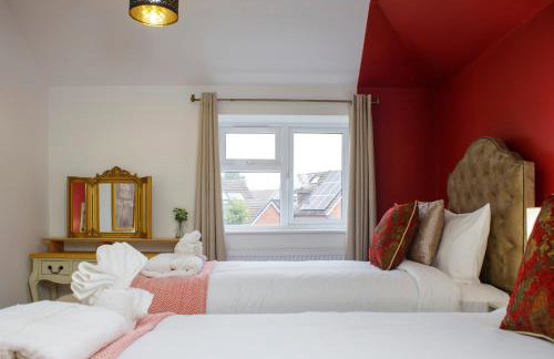 6 BR 3 Bath Spacious Tudor House & Free Parking - Foto 59