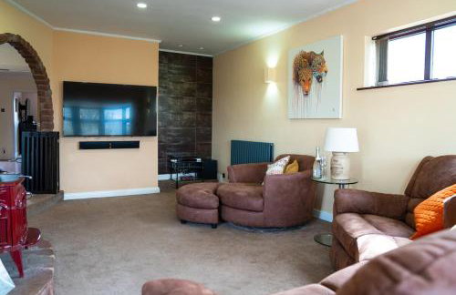 Dog-Friendly Country Home, Woodburner, Private Fields & Hot Tub! - Photo 60