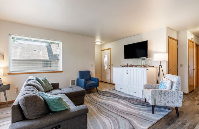 Seaside Getaway by Avantstay Deck w Views - Photo 6