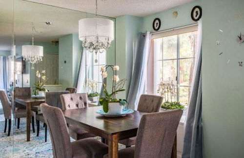 Glamorous Regal Design Home with Private Patio and Garage - Foto 9