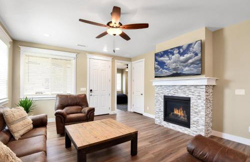 Windtree Retreat Hot Tub Pet-Friendly Fire Pit Near Downtown - Foto 5