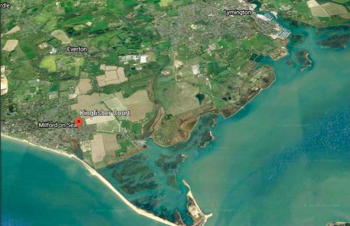 THE HIDEAWAY - LUXURY SELF CATERING COASTAL APARTMENT with PRIVATE ENTRANCE & KEY BOX ENTRY JUST A FEW MINUTES WALK TO THE BEACH, SOLENT WAY WALK, SHOPS and many EATERIES & BARS - FREE OFF ROAD PARKING,FULL KITCHEN, LOUNGE,BEDROOM , BATHROOM & WI-FI - Foto 26