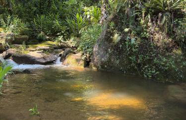 Casa com rio privado passando na frente e cercada por belas montanhas e piscina natural Estrada pavimentada até o estacionamento - Foto 8