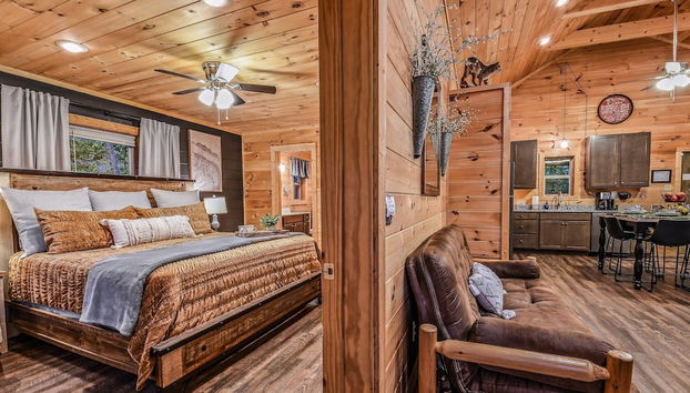 Creekside On The Bluff 2 Bedroom Cabin by RedAwning - Foto 2, Habitación