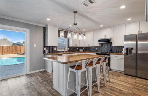 Retreat close to Lewisville Lake with pool, pet ok - Photo 13