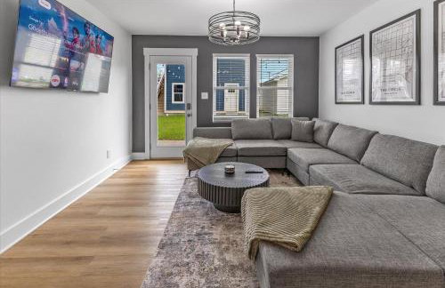 Farm House DT Indy with Pool Table - Photo 16