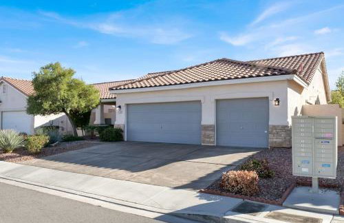 Lux 3BR Oasis Near Strip with Heated Pool and Jacuzzi - Photo 28