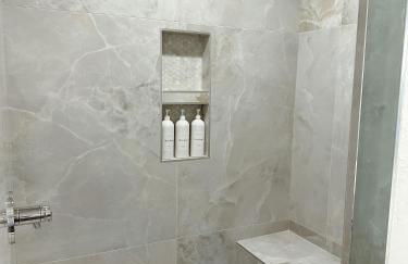 Newly Renovated 4B, 2.5 bath Lakefront home with South Grand Lake Views and dock - Foto 15