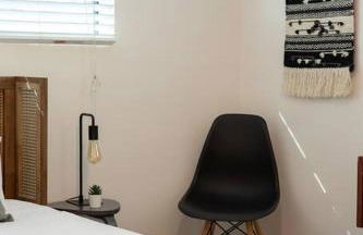 Stylish Mid-Century Oasis with Pool - Foto 38