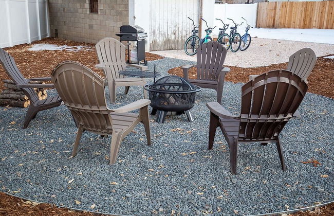 Couples Getaway | Walk to Unc | Free Cruiser Bikes - Foto 13