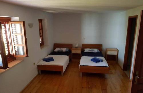 Green Marble Pool Cottage 3 BR in 2 adjoining stone buildings on a 2 acre private land - Foto 24